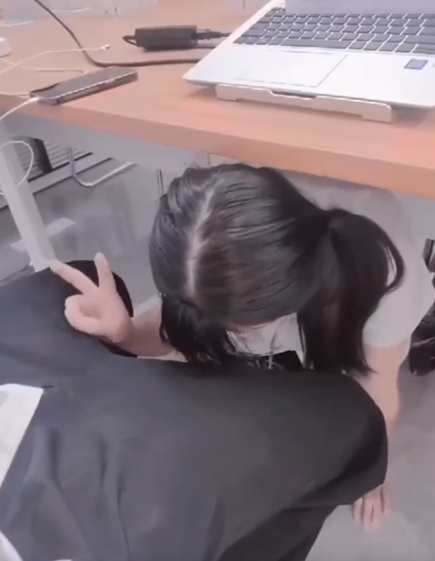 小秘书主动爬到办公桌下偷吃大鸡巴，小骚货在办公室里想叫又不敢叫太刺激了